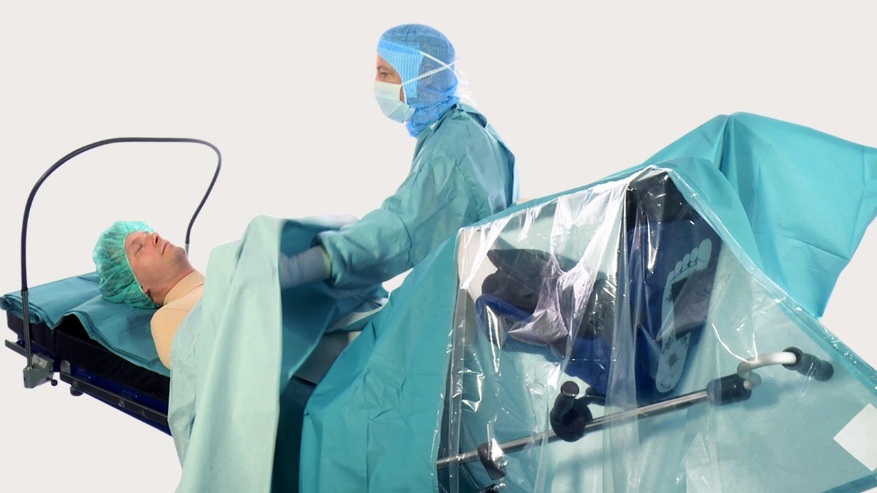 Professionnel de santé procédant au drapage en vue d'une intervention chirurgicale à l'aide de champs BARRIER.