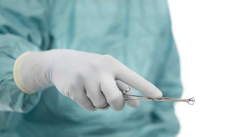 Ruce s navlečenými rukavicemi Biogel