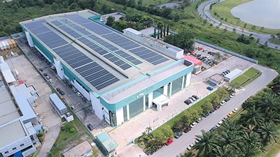 Usine Mölnlycke en Malaisie avec des panneaux solaires installés sur le toit