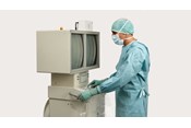 Professionnel de santé devant une machine drapée