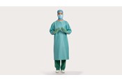 um médico a usar uma bata cirúrgica BARRIER® Classic